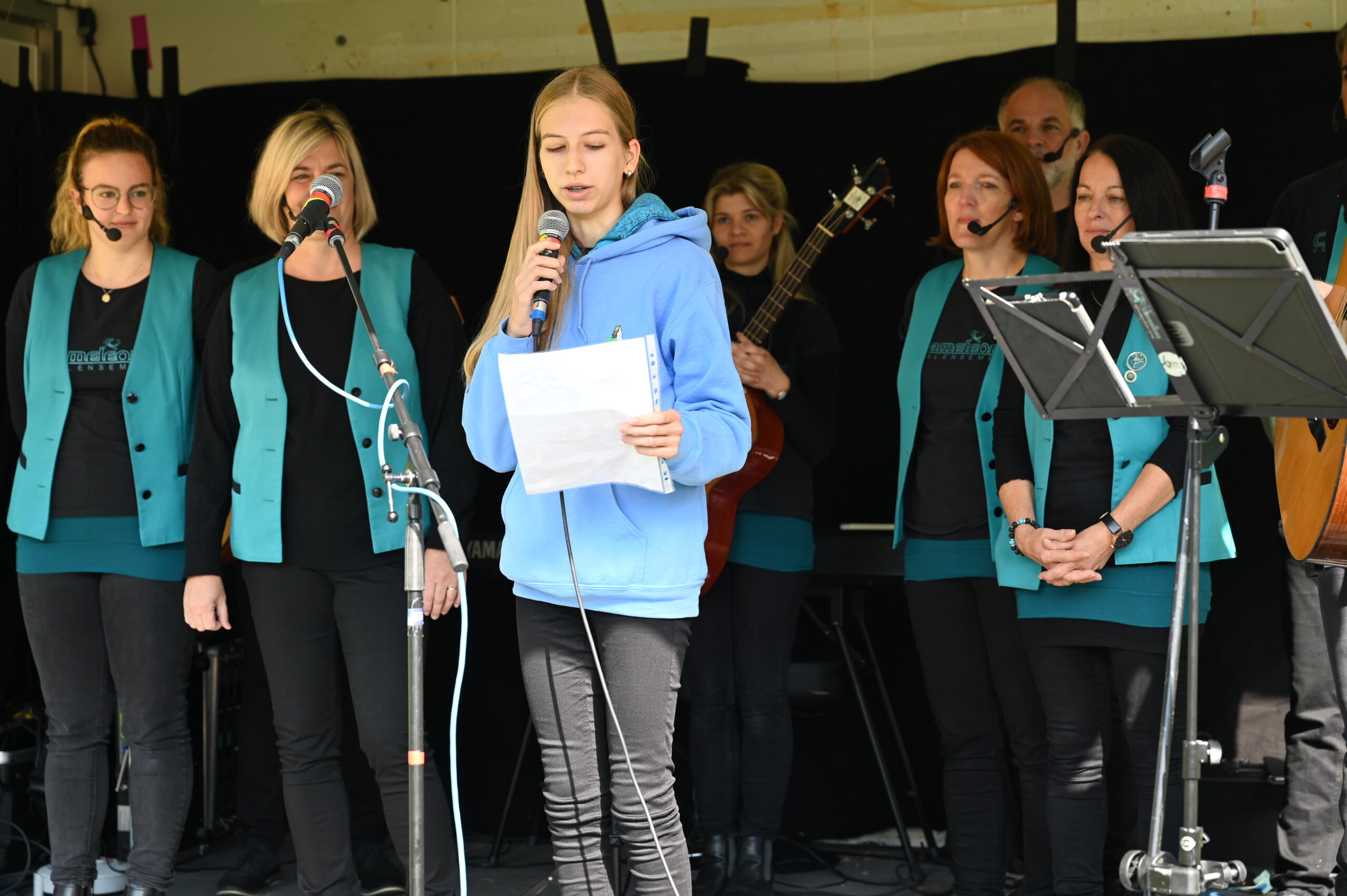 Schülerin liest Gedicht