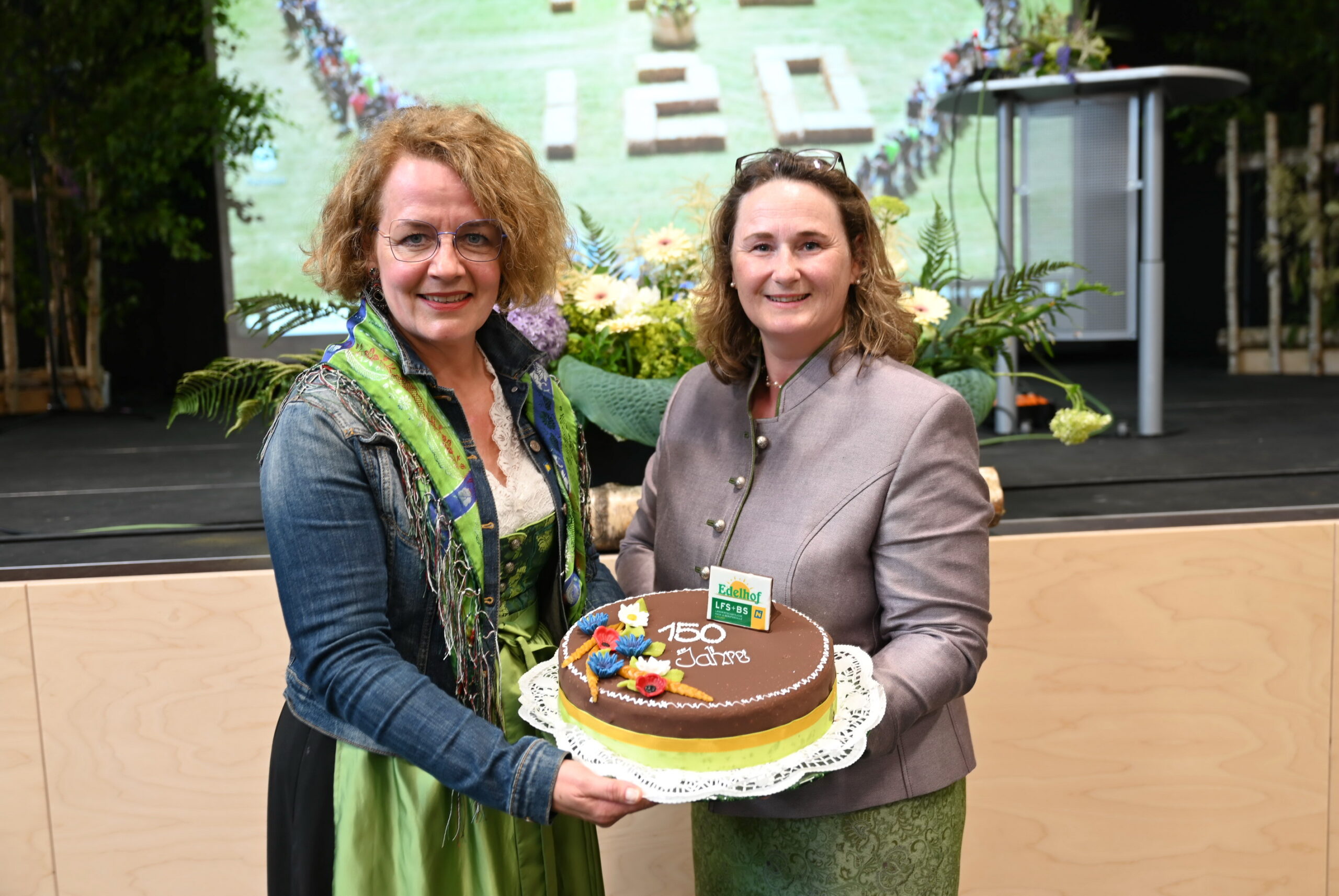 Edelhof 150 Jahre Torte-23 Copyright Mück