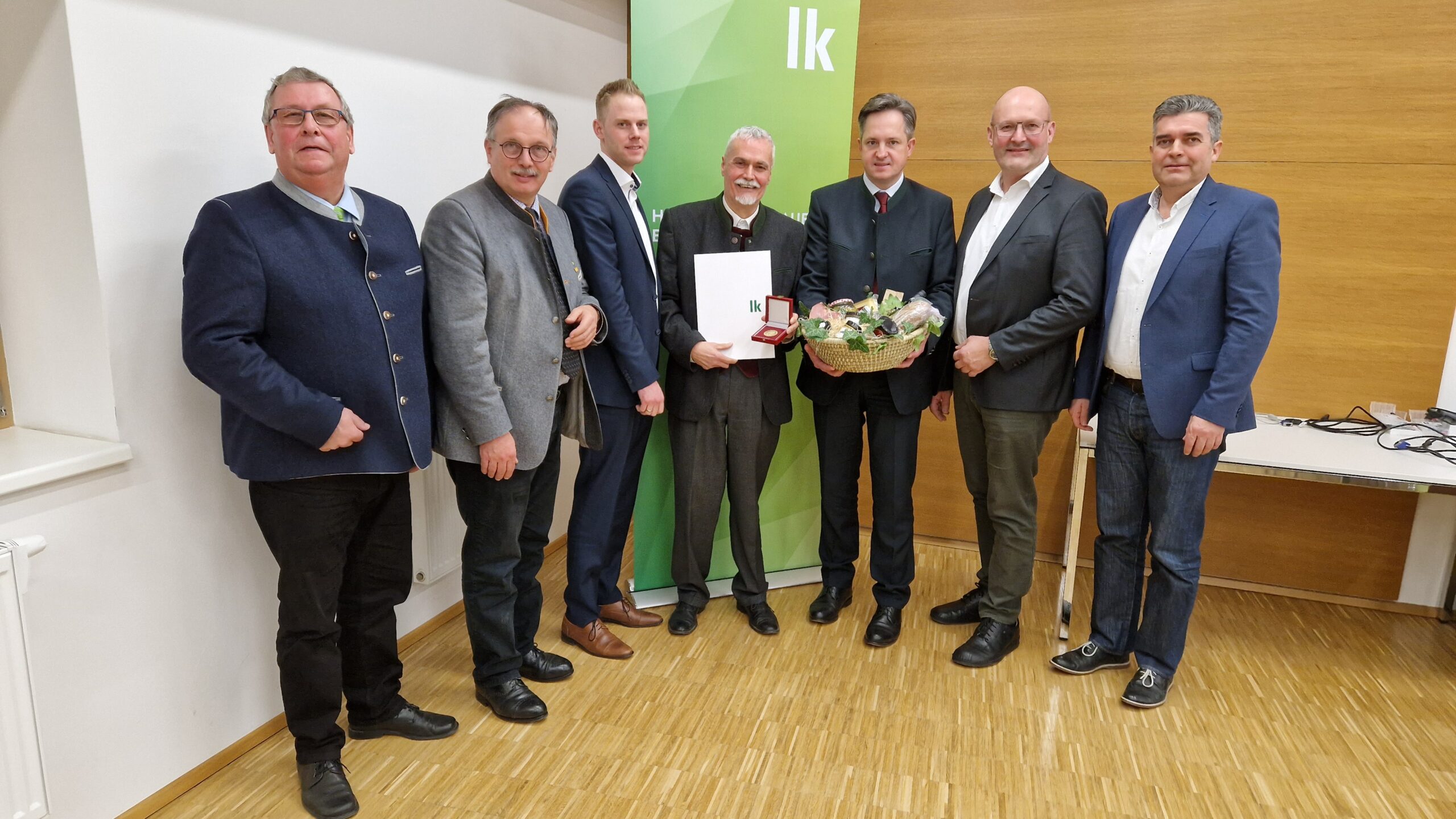 Goldene Kammermedaille an Direktor a.D. Reisenberger verliehen