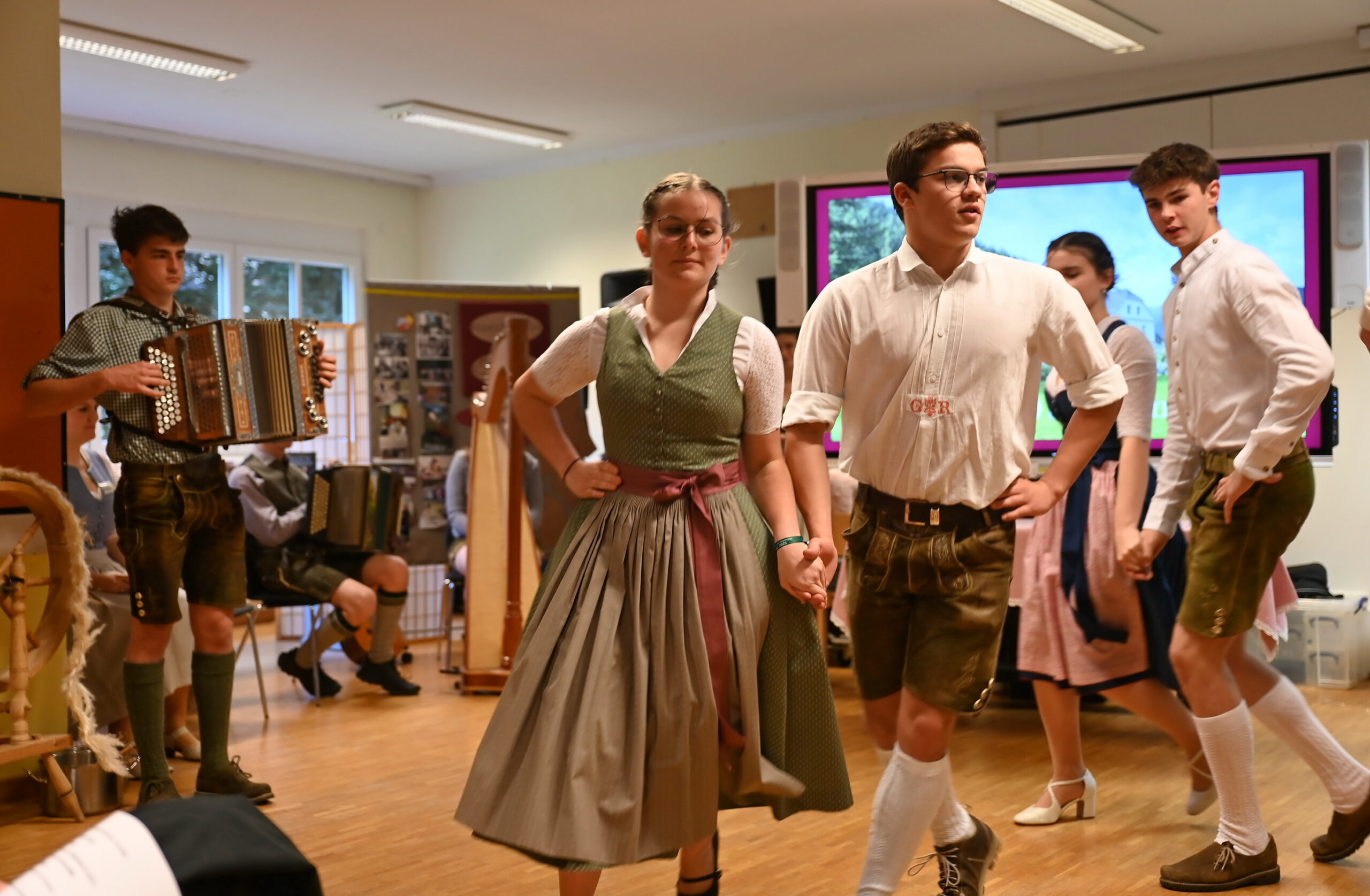 Volkstanzen-25+ Volkstanzen-25+