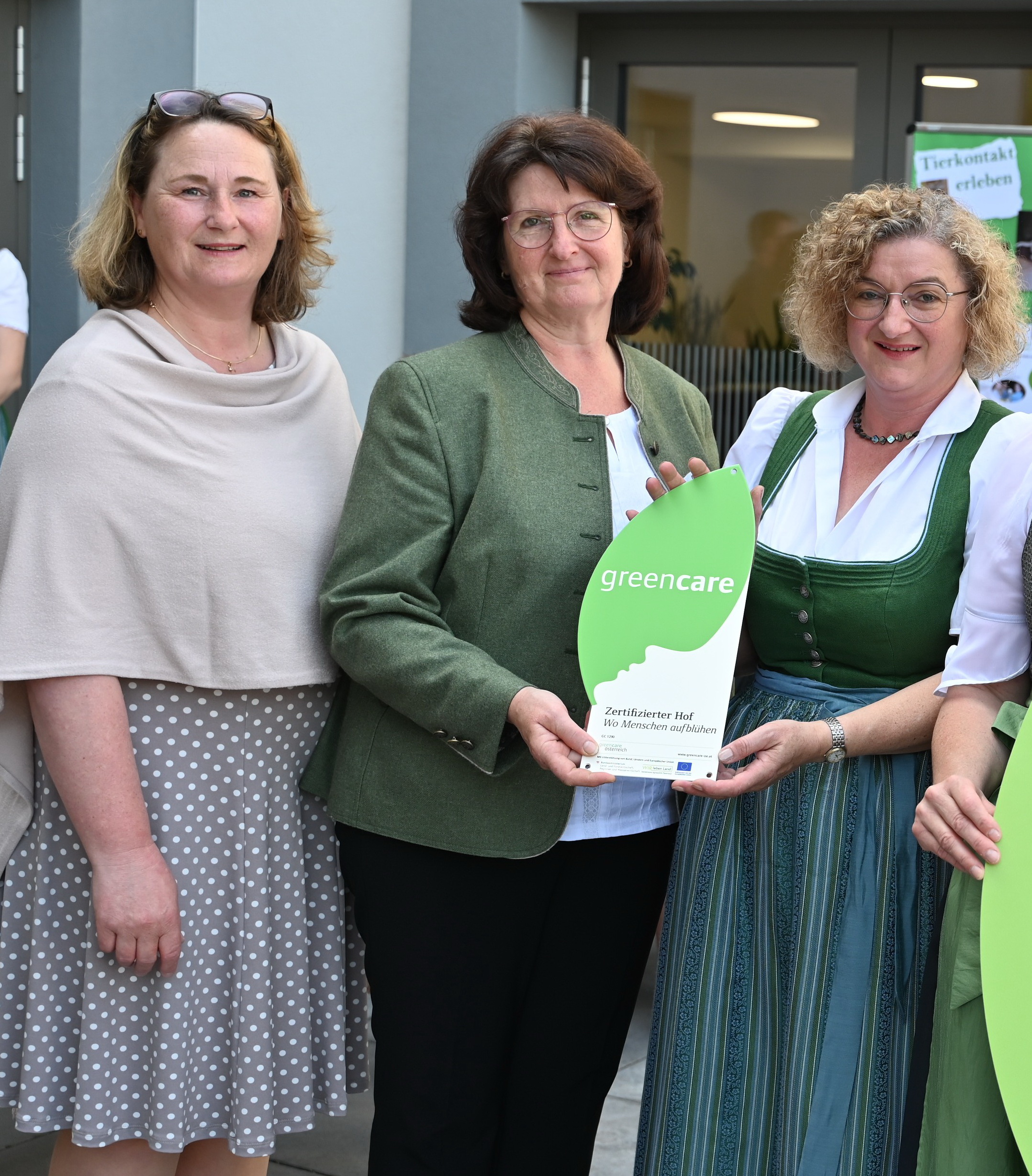 Edelhof Green Care-Hoftafelübergabe zugeschnitten Edelhof Green Care-Hoftafelübergabe zugeschnitten