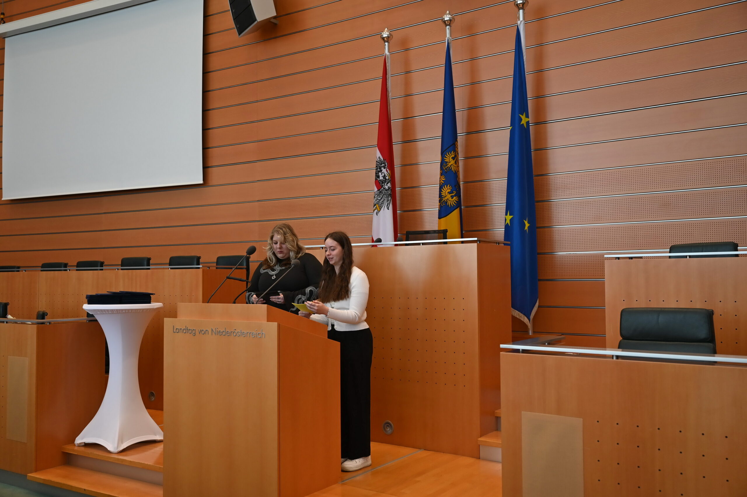 Schülerinnen-Podium+